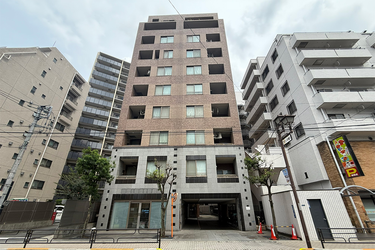 駅徒歩5分。2駅、3路線(山手・京浜東北・日比谷線)利用可。人気の高い「根岸小学校」学区。最上階、専用ポーチ付き住戸&全部屋バルコニー付き、浴室窓有り